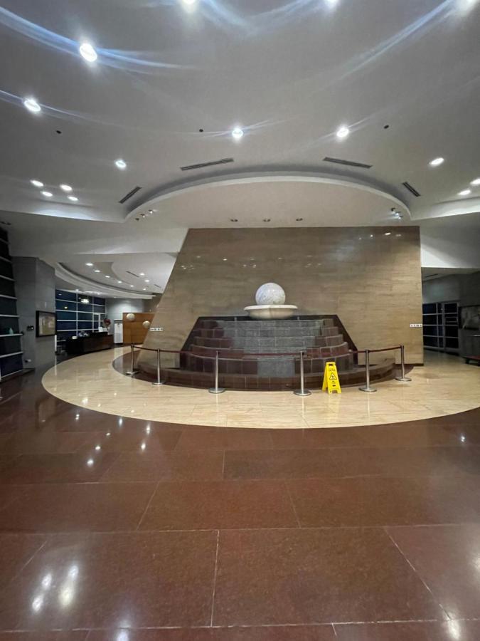 Pearl Of The Orient Tower, In Front Of Us Embassy Manila Exterior foto
