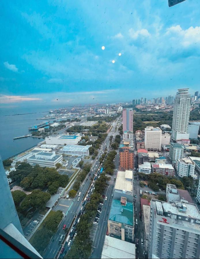 Pearl Of The Orient Tower, In Front Of Us Embassy Manila Exterior foto