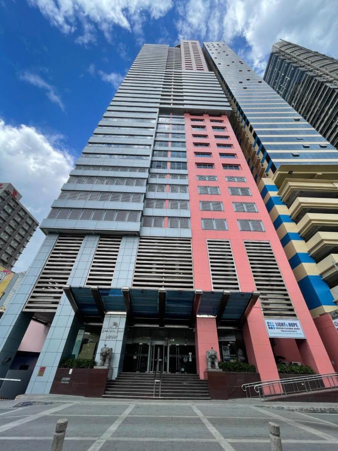 Pearl Of The Orient Tower, In Front Of Us Embassy Manila Exterior foto